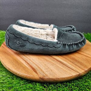 UGG Australia Scalloped Moccasins Women's 7 Slippers Black Shoes Slip On 1118841